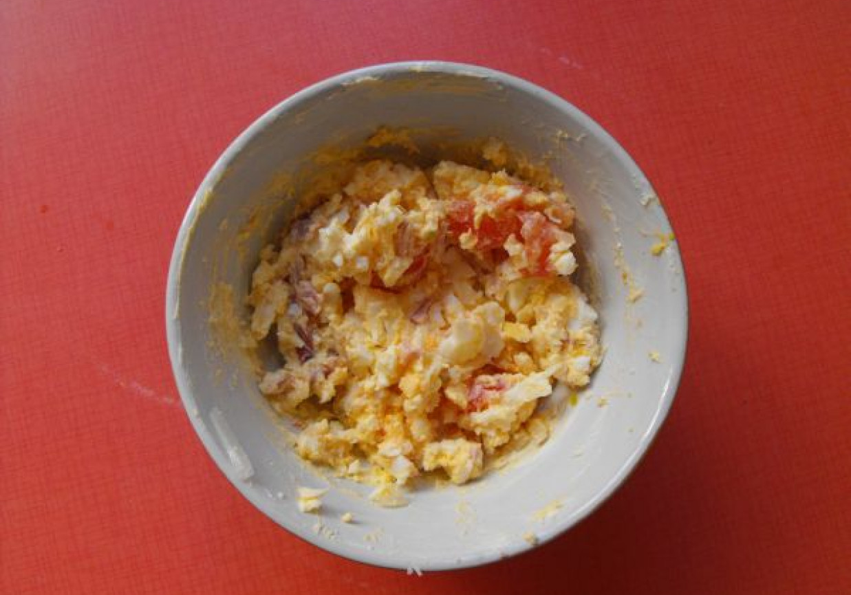 Pasta z jajkiem i pomidorkiem foto