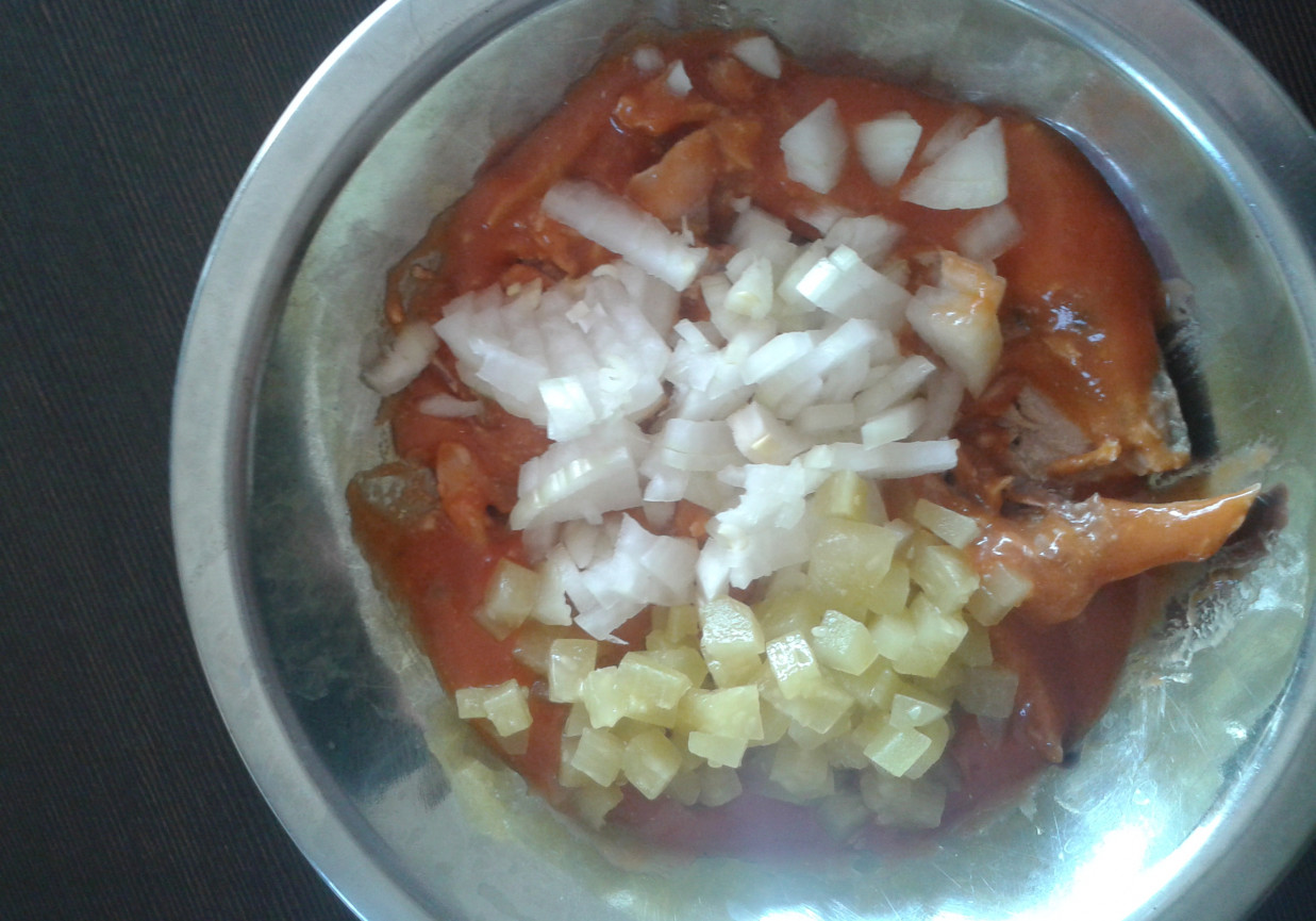 Pasta z makreli w sosie pomidorowym. foto