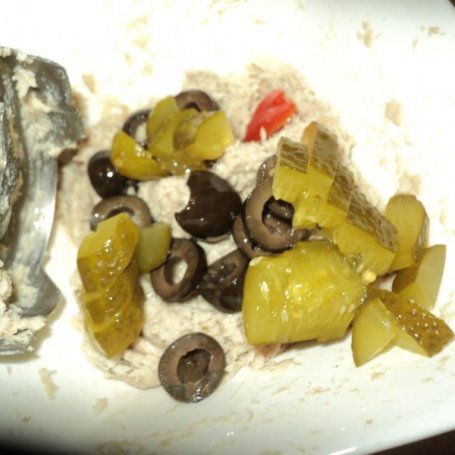 Krok 3 - Pasta z markreli z cebulą ,ogórkiem ,oliwkami i  serem foto