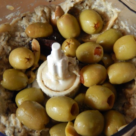Krok 2 - Pasta z pieczonego bakłażana i oliwek foto