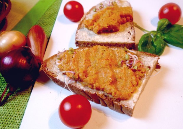 Fotografia przedstawiająca Pasta z soczewicy czerwonej z marchewką