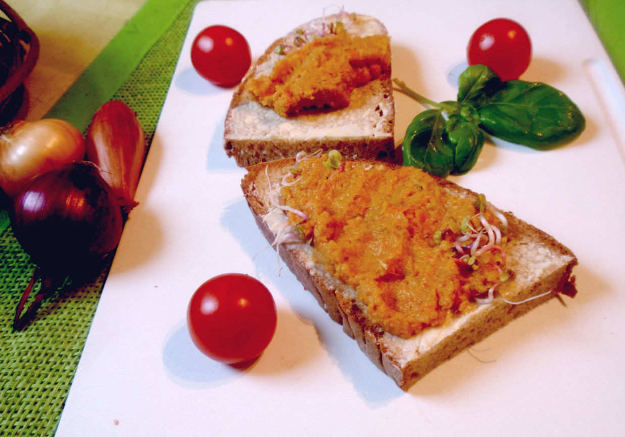 Pasta z soczewicy czerwonej z marchewką foto