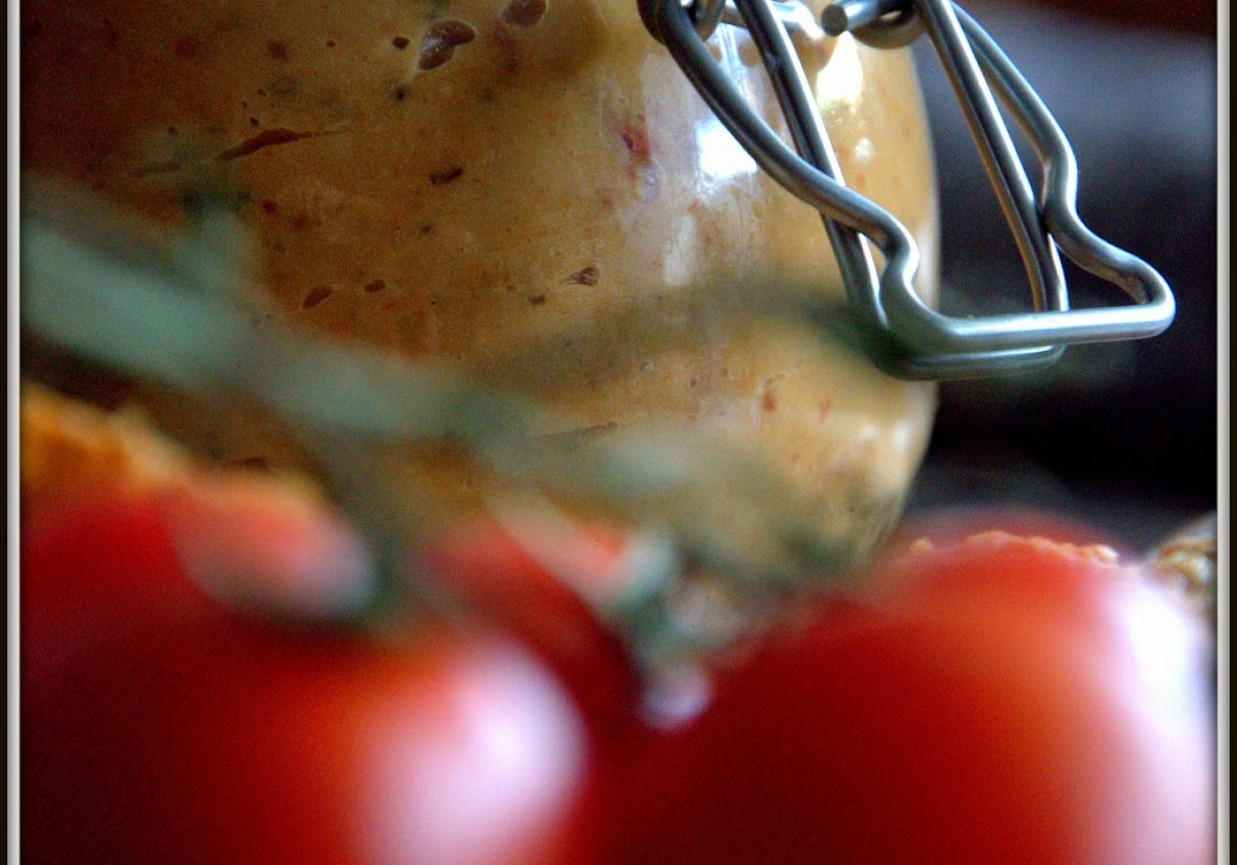 Pasta z soczewicy z suszonymi pomidorami i czosnkiem  foto