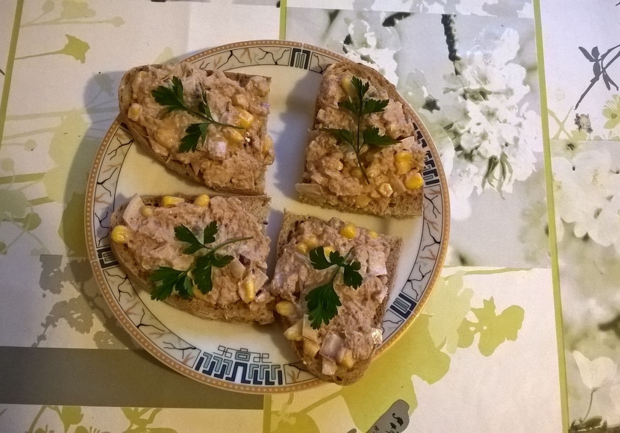 Pasta z tuńczyka, kukurydzy i cebuli foto