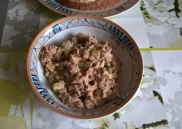 Fotografia przedstawiająca Pasta z tuńczyka z ogórkiem i oliwkami