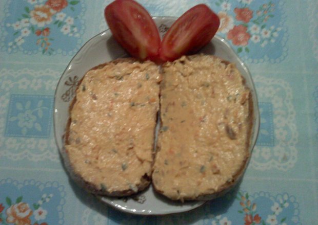 Fotografia przedstawiająca Pasta z tuńczyka ze szczypiorkiem i pomidorem