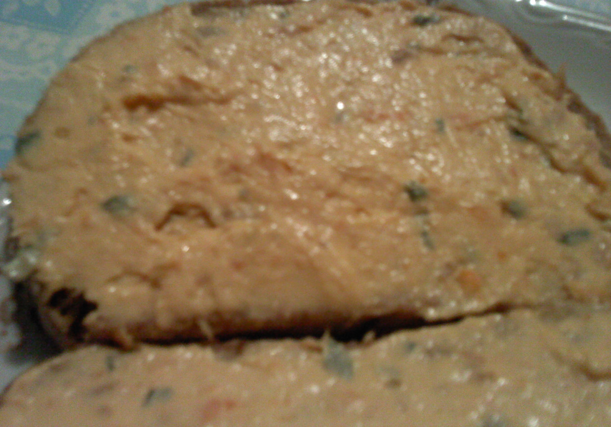 Pasta z tuńczyka ze szczypiorkiem i pomidorem foto