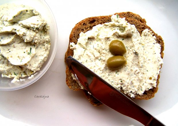 Fotografia przedstawiająca pasta z twarogu i zielonych oliwek do chleba