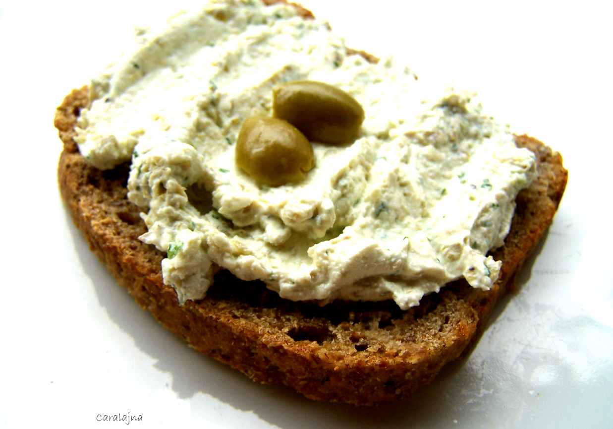 pasta z twarogu i zielonych oliwek do chleba foto