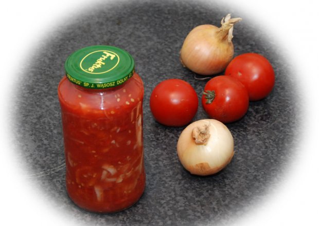 Fotografia przedstawiająca Pasteryzowane pomidory z cebulą