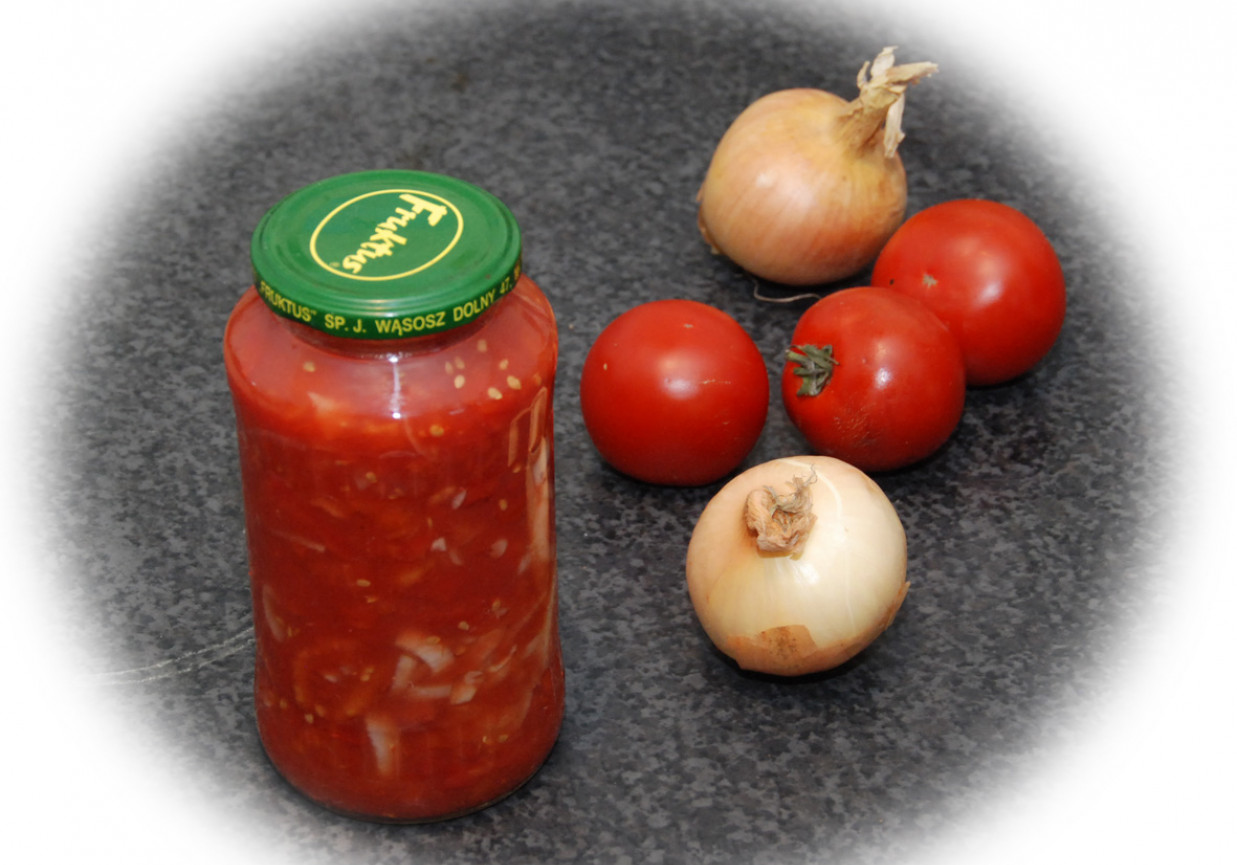 Pasteryzowane pomidory z cebulą foto