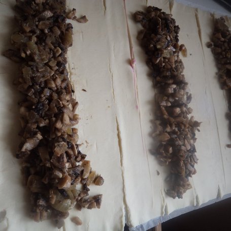 Krok 5 - Paszteciki z ciasta francuskiego z farszem pieczarkowym :) foto