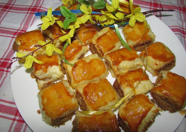 Fotografia przedstawiająca Paszteciki z ciasta francuskiego z mięsem mielonym