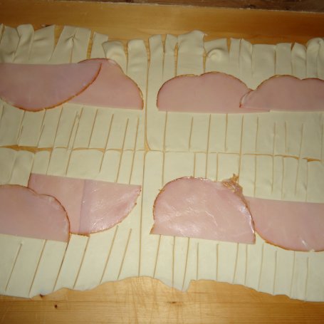 Krok 2 - PASZTECIKI Z CIASTA FRANCUSKIEGO Z PIECZARKAMI,SZYNECZKĄ I ŻÓŁTYM SEREM foto
