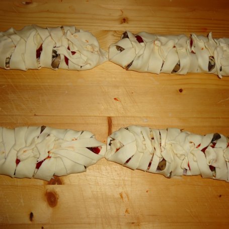 Krok 4 - PASZTECIKI Z CIASTA FRANCUSKIEGO Z PIECZARKAMI,SZYNECZKĄ I ŻÓŁTYM SEREM foto