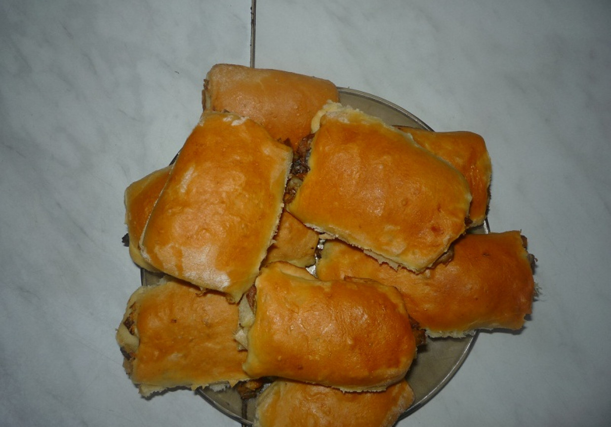 paszteciki z pieczarkami w cieście francuskim foto