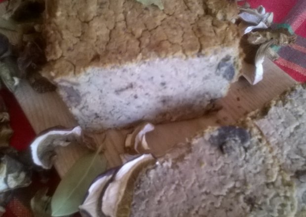 Fotografia przedstawiająca Pasztet z białej fasoli, wątróbki i grzybów suszonych