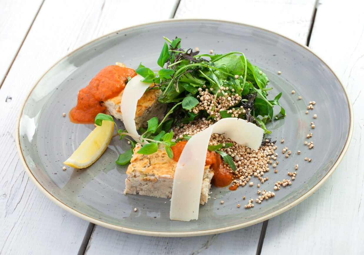 Pasztet z białej fasoli z salsą pomidorową, parmezanem i z chrupiącą sałatą foto