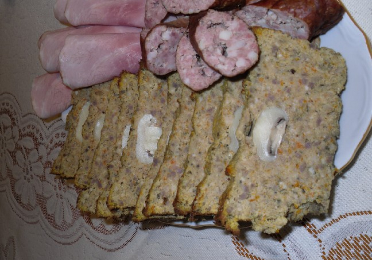 Pasztet z gęsi z pieczarkami w środku foto