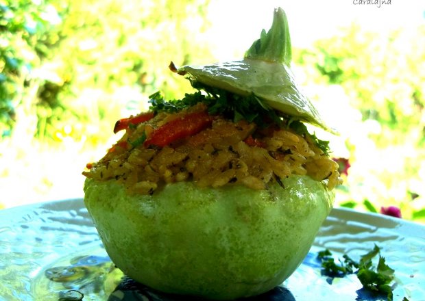 Fotografia przedstawiająca patisony nadziewane pikantnym makaronem w kształcie ryżu (risini)