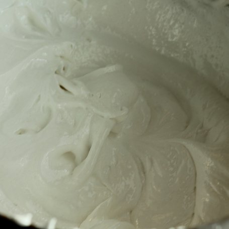 Krok 1 - Pavlova z truskawkami i frużeliną foto