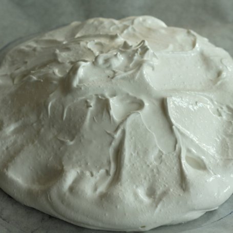 Krok 2 - Pavlova z truskawkami i frużeliną foto
