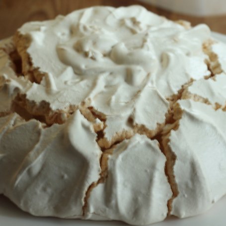 Krok 3 - Pavlova z truskawkami i frużeliną foto