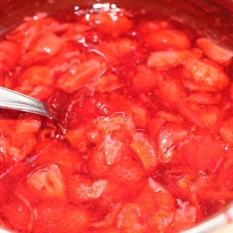 Krok 4 - Pavlova z truskawkami i frużeliną foto