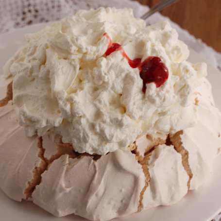 Krok 6 - Pavlova z truskawkami i frużeliną foto
