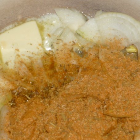Krok 2 - Pekin z rumianą cebulką w sosie majonezowym foto