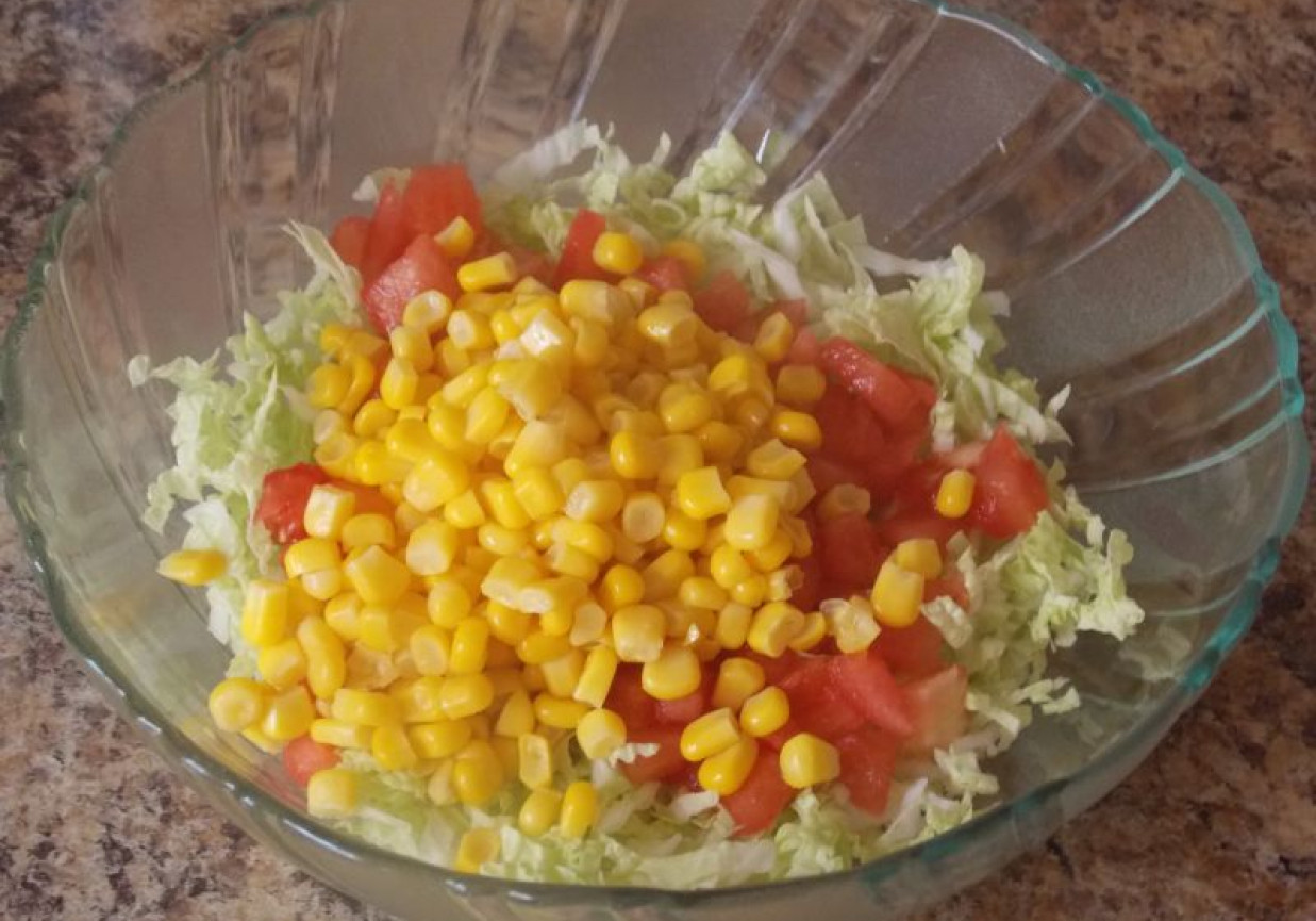 Pekińska z kukurydzą i pomidorem foto