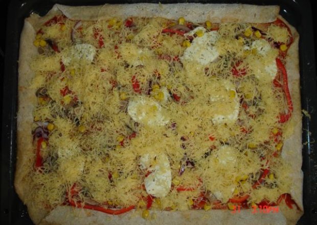 Fotografia przedstawiająca Pełnoziarnista pizza caciatore z mozzarellą - brzegi pełne sera