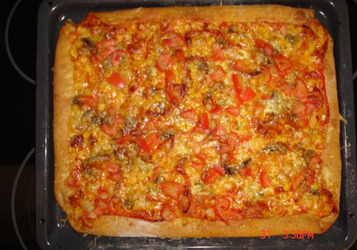 Pełnoziarnista pizza caciatore z mozzarellą - brzegi pełne sera foto