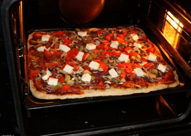 Fotografia przedstawiająca Pełnoziarnista pizza dietetyczna