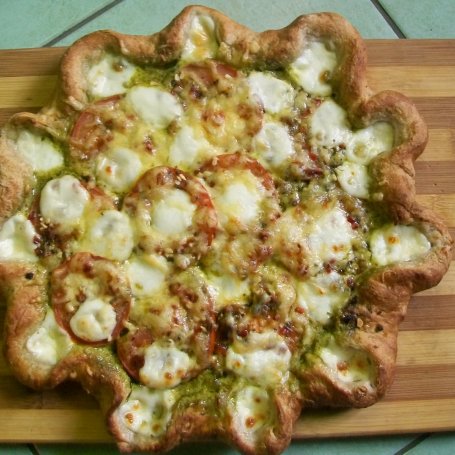 Krok 5 - Pełnoziarnista pizza z bazyliowym pesto, mozarrellą i pomidorami foto