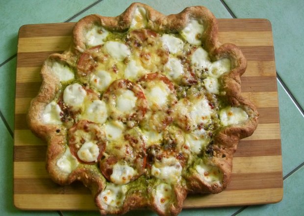 Fotografia przedstawiająca Pełnoziarnista pizza z bazyliowym pesto, mozarrellą i pomidorami