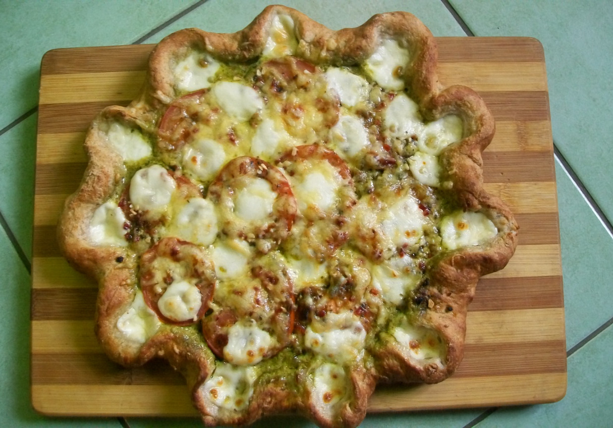 Pełnoziarnista pizza z bazyliowym pesto, mozarrellą i pomidorami foto