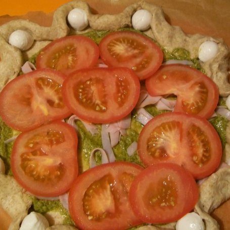 Krok 3 - Pełnoziarnista pizza z bazyliowym pesto, mozarrellą i pomidorami foto