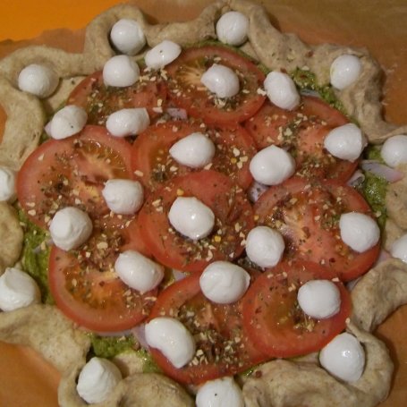 Krok 4 - Pełnoziarnista pizza z bazyliowym pesto, mozarrellą i pomidorami foto