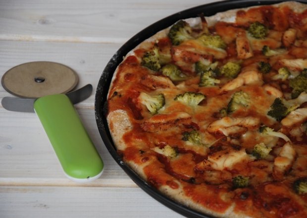 Fotografia przedstawiająca Pełnoziarnista pizza z brokułami