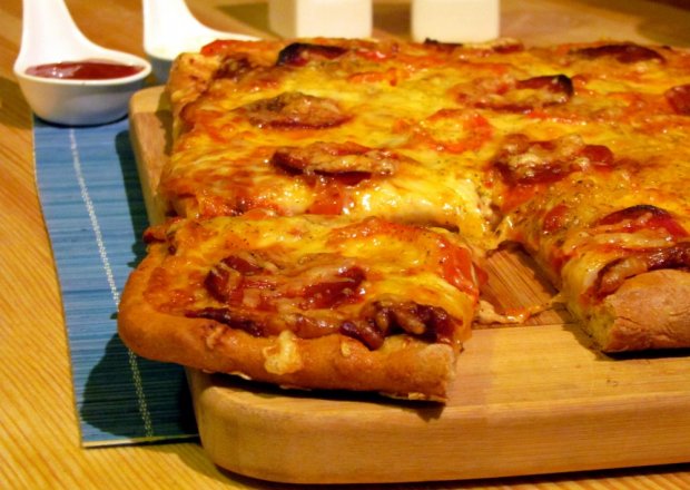 Fotografia przedstawiająca Pełnoziarnista pizza z chorizo, mozzarellą i papryką
