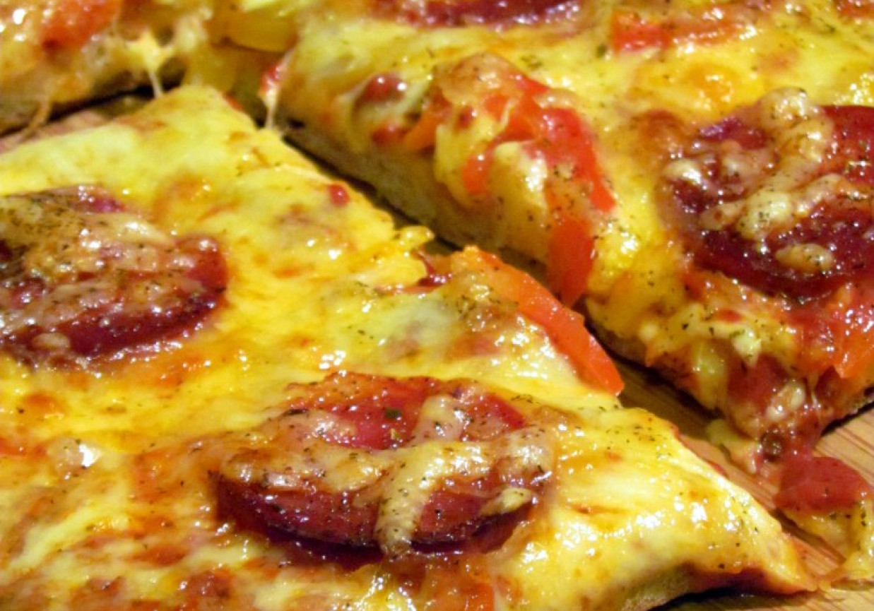 Pełnoziarnista pizza z chorizo, mozzarellą i papryką foto