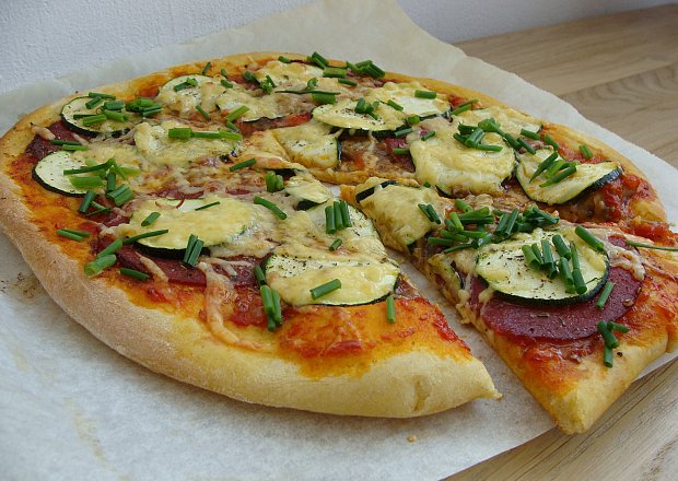 Fotografia przedstawiająca Pełnoziarnista pizza z cukinią i salami