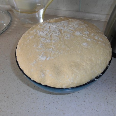 Krok 1 - Pełnoziarnista pizza z cukinią i salami foto