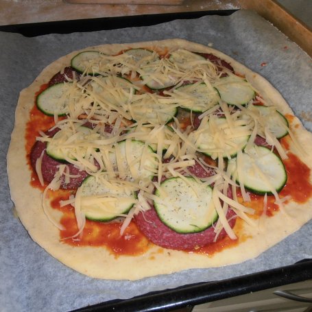 Krok 3 - Pełnoziarnista pizza z cukinią i salami foto