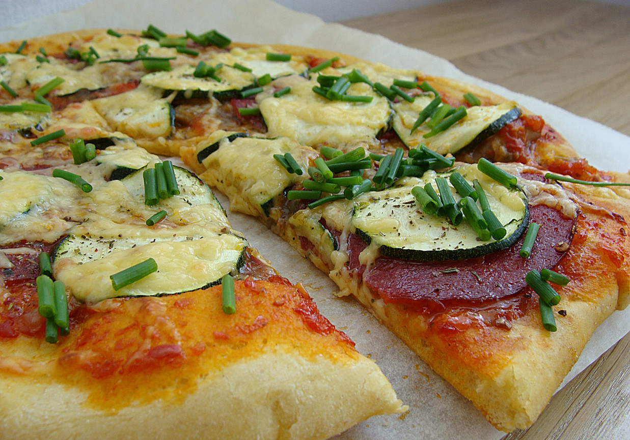 Pełnoziarnista pizza z cukinią i salami foto