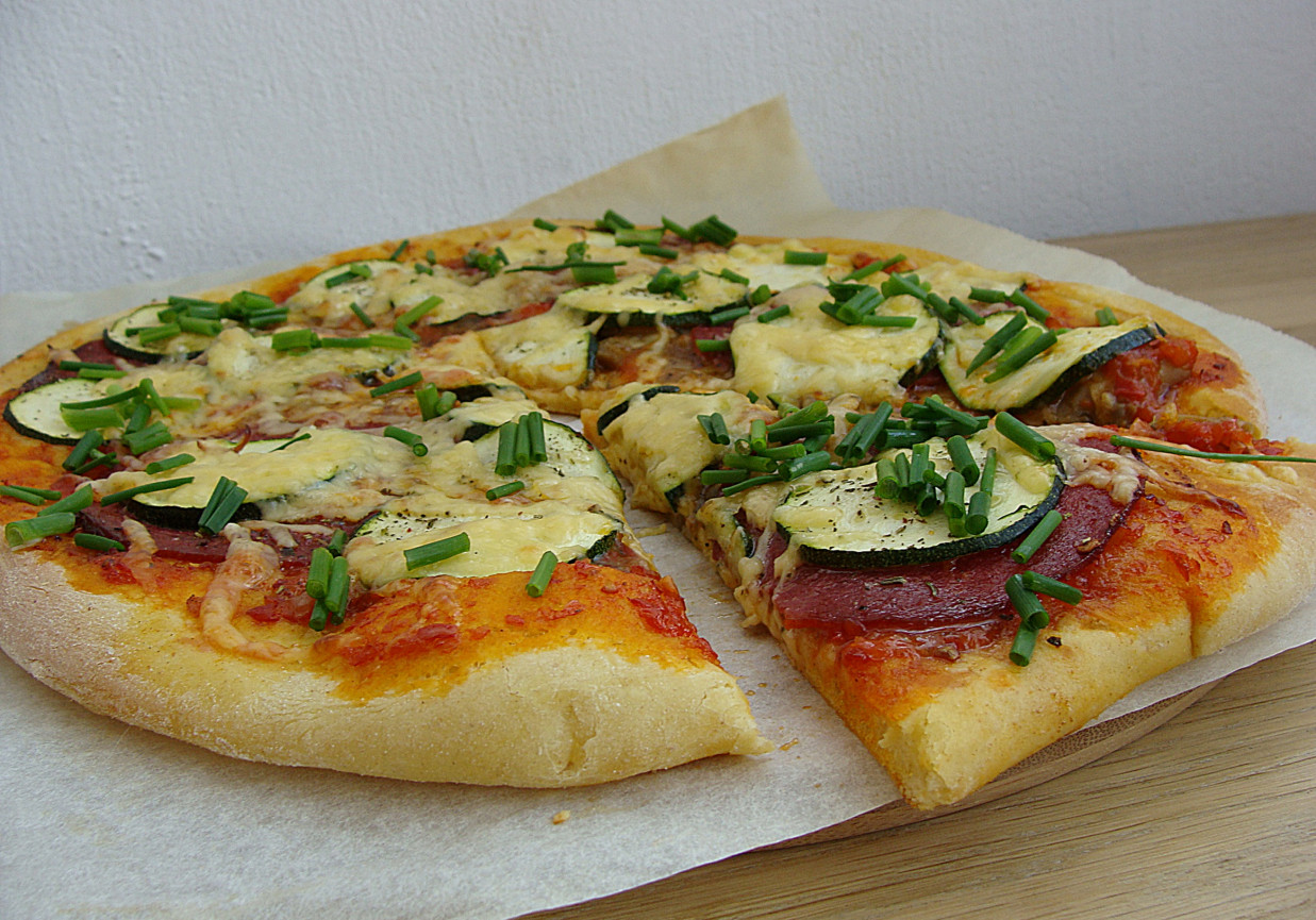 Pełnoziarnista pizza z cukinią i salami foto