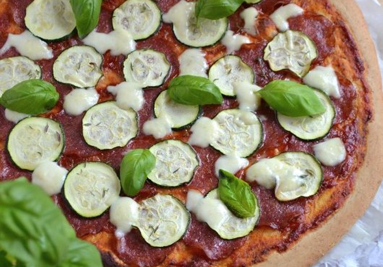 Pełnoziarnista pizza z cukinią, salami i mozzarellą foto