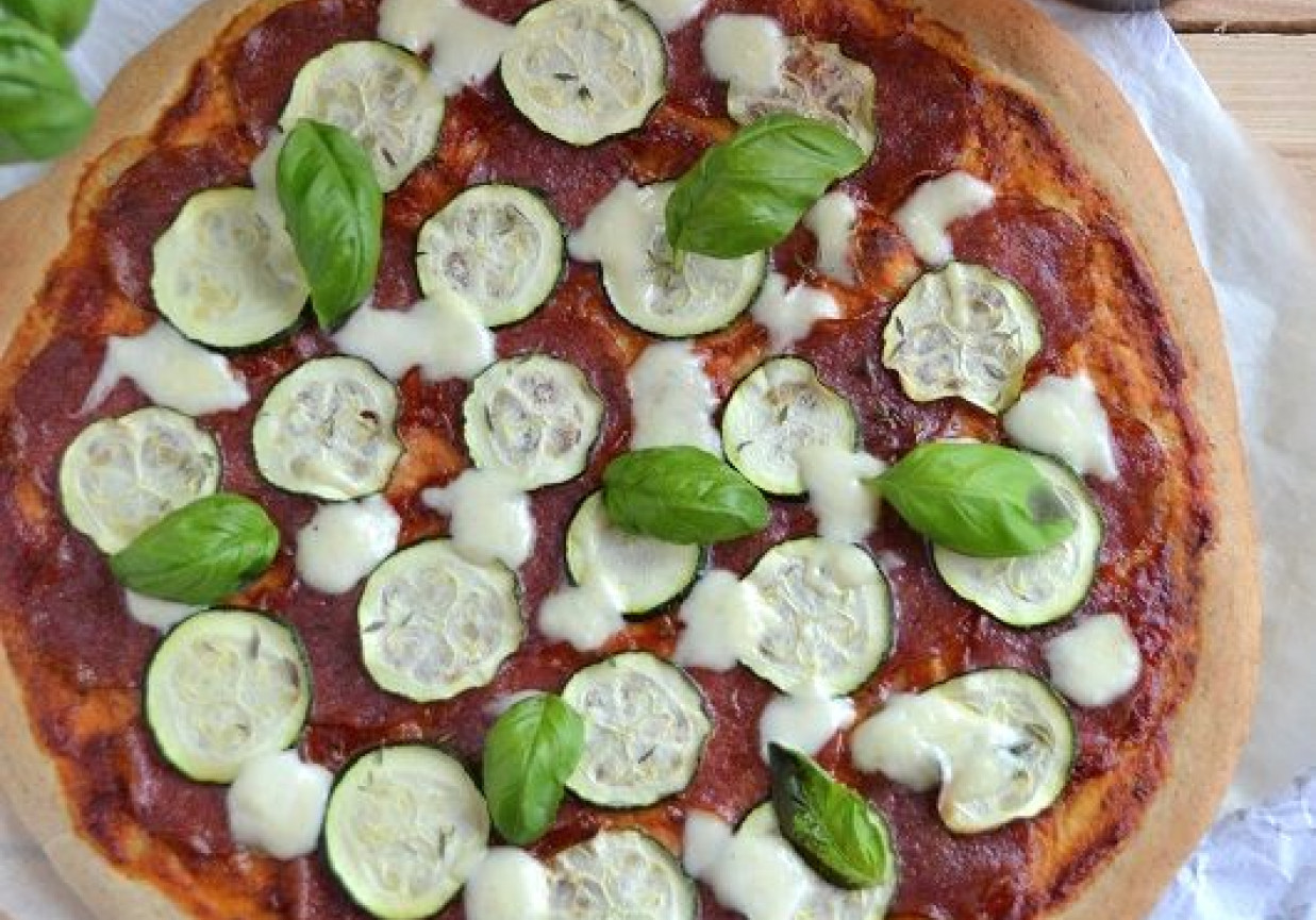 Pełnoziarnista pizza z cukinią, salami i mozzarellą foto