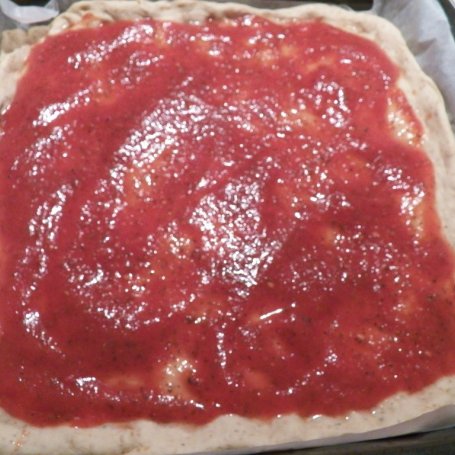 Krok 4 - Pełnoziarnista pizza z serem, szynką i oliwkami foto